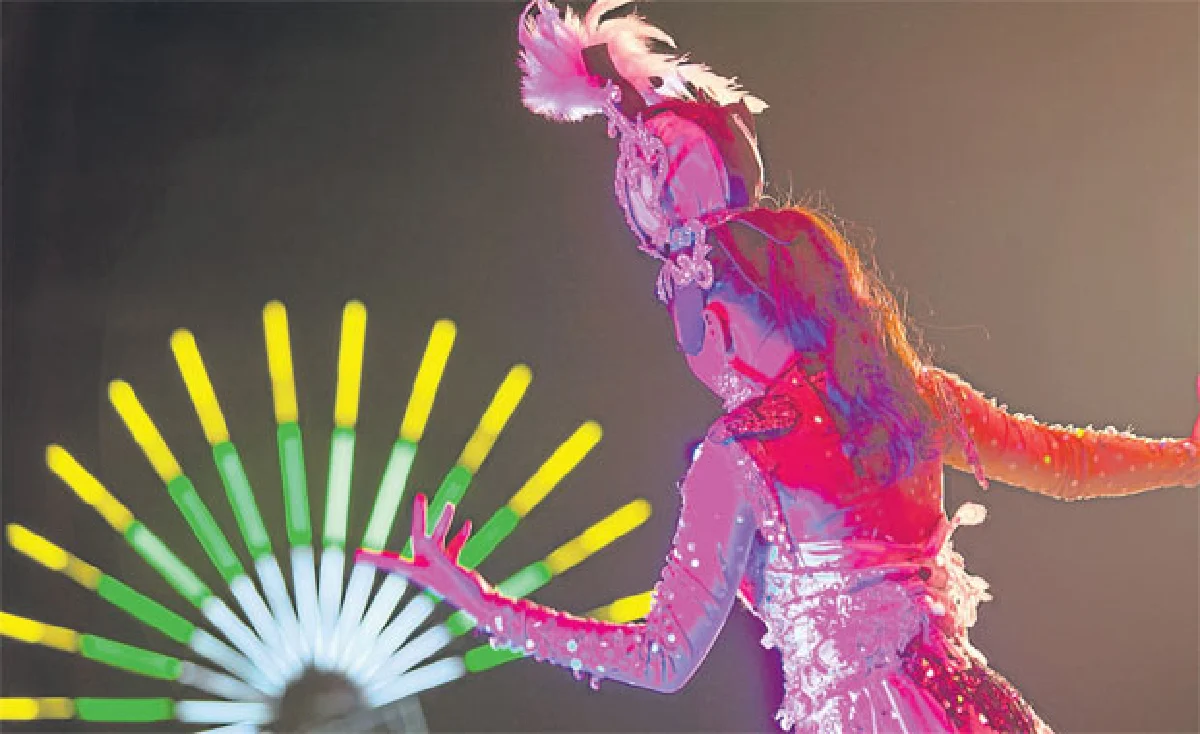 ผู้หญิงเต้นกิน