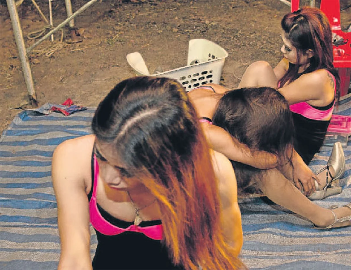 ผู้หญิงเต้นกิน