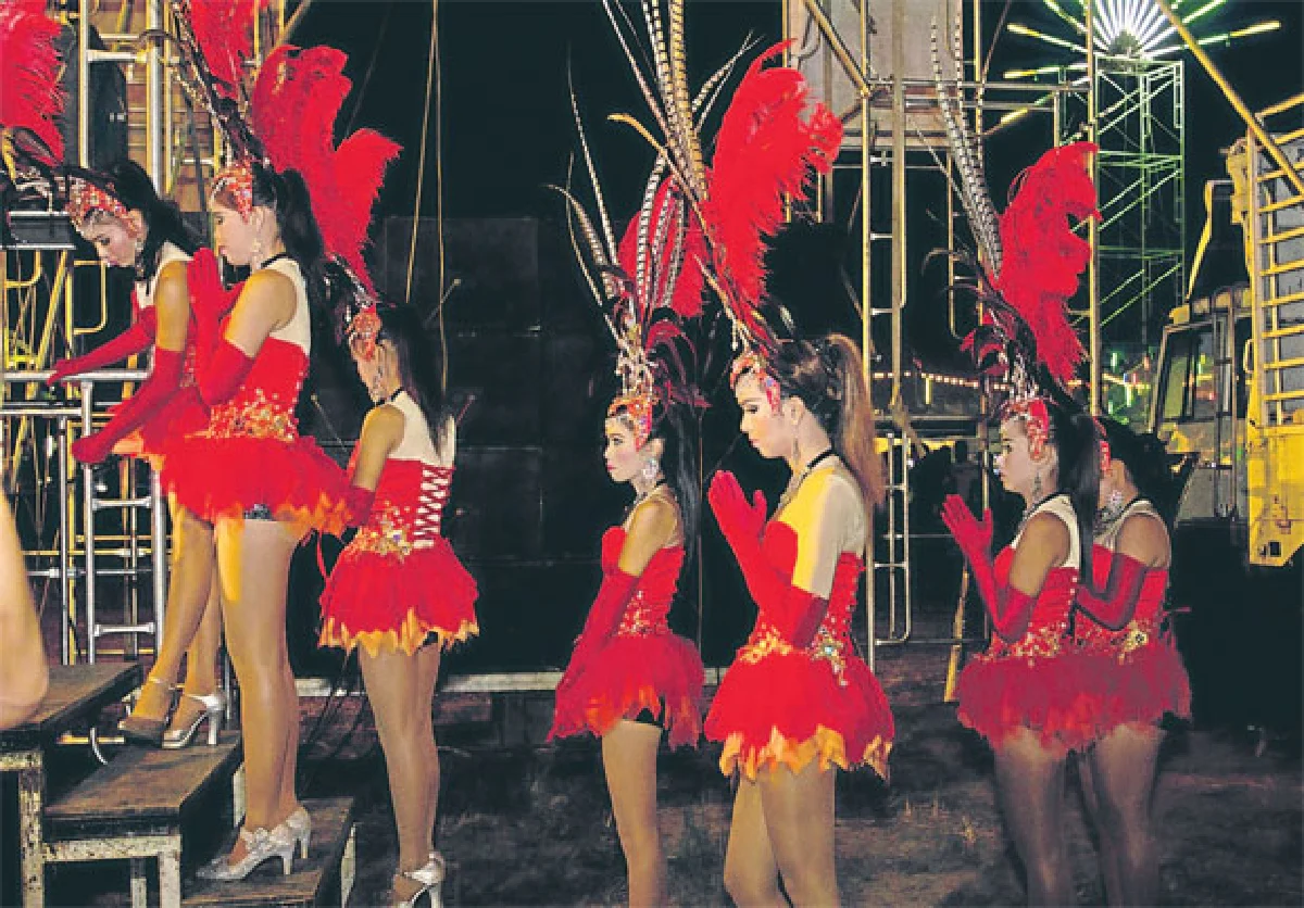 ผู้หญิงเต้นกิน