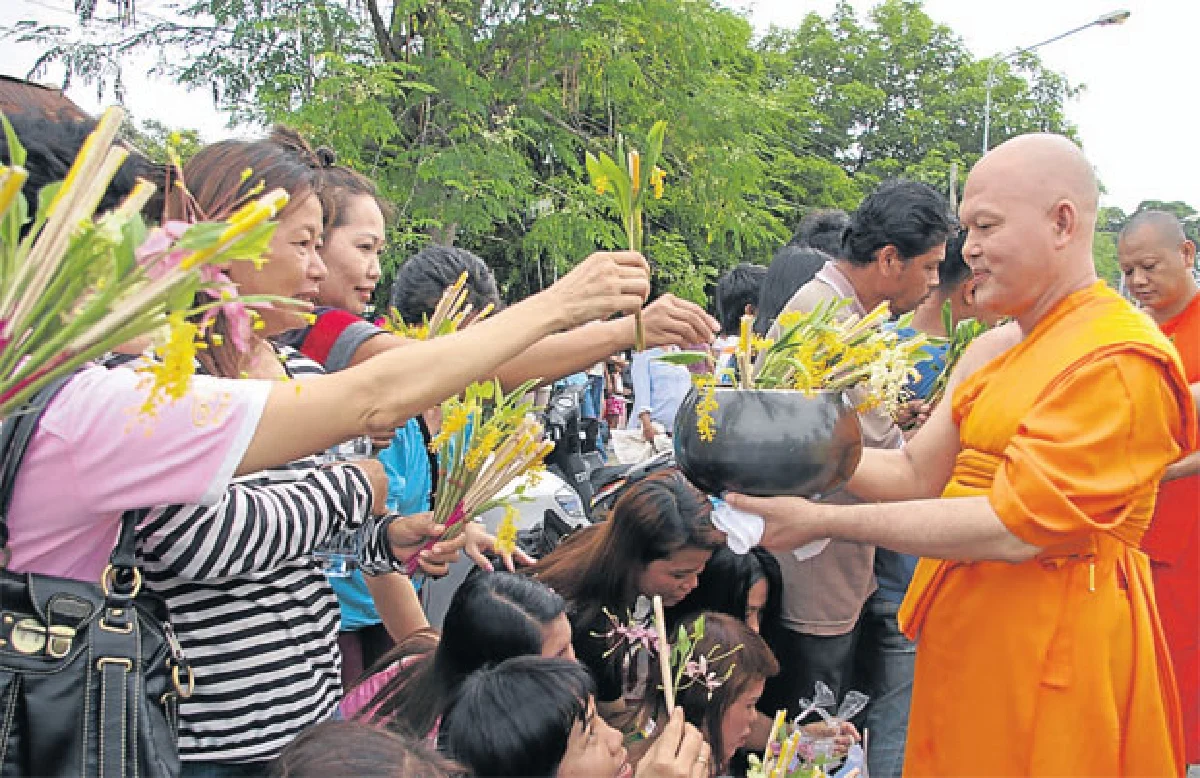 งานประเพณีตักบาตร แห่งเดียวในโลก