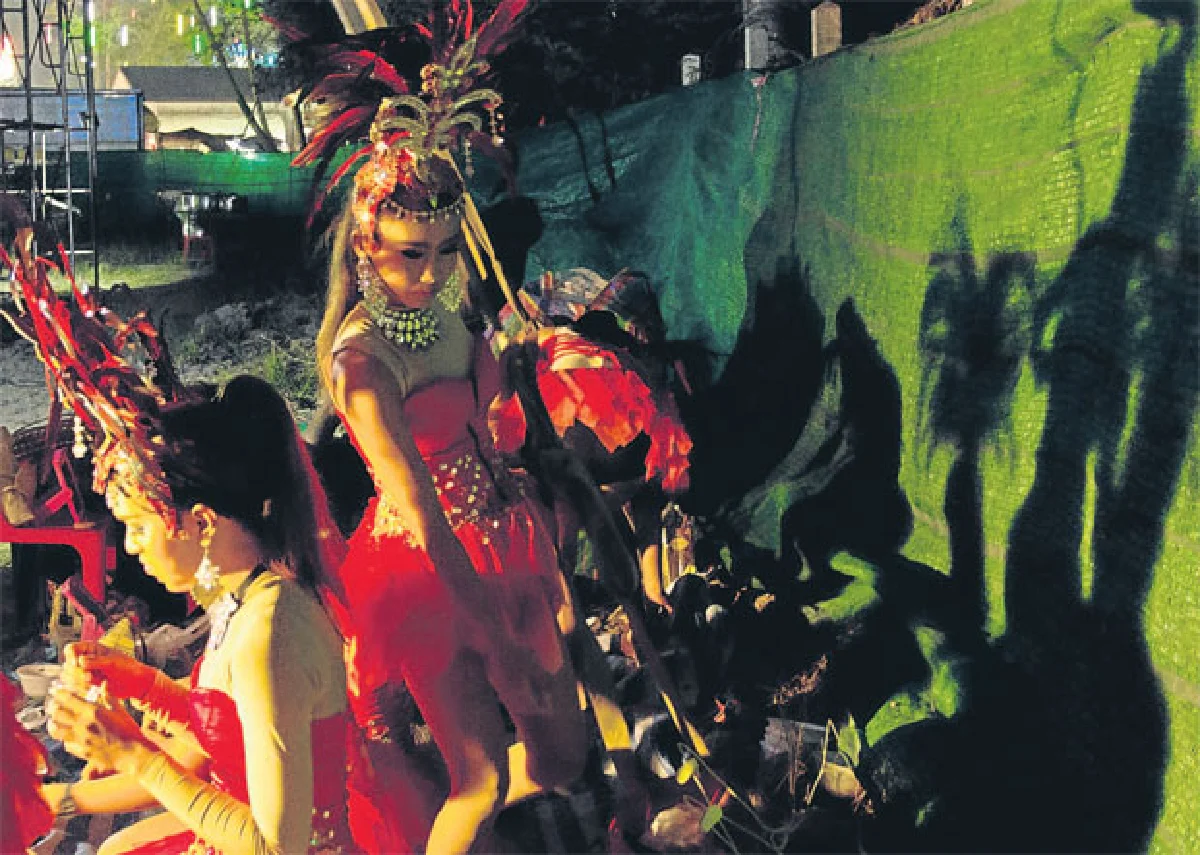 ผู้หญิงเต้นกิน