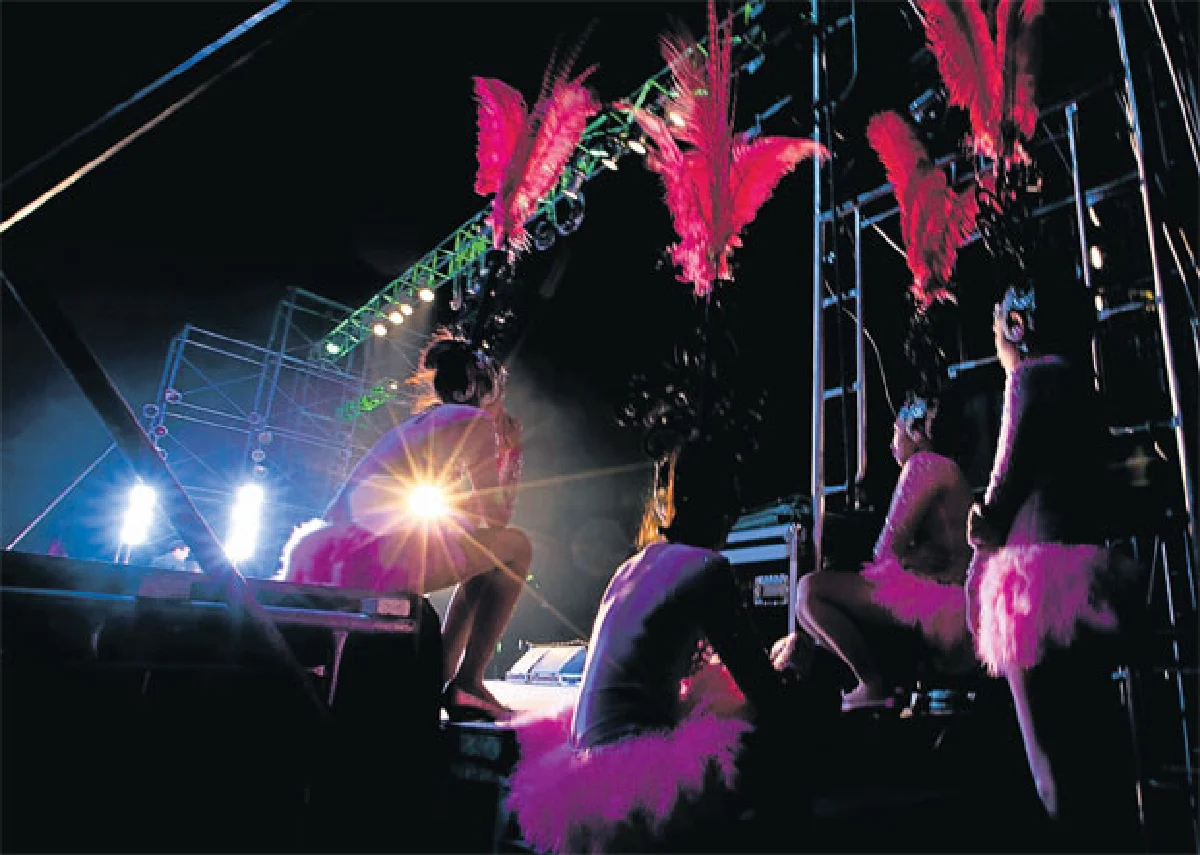 ผู้หญิงเต้นกิน