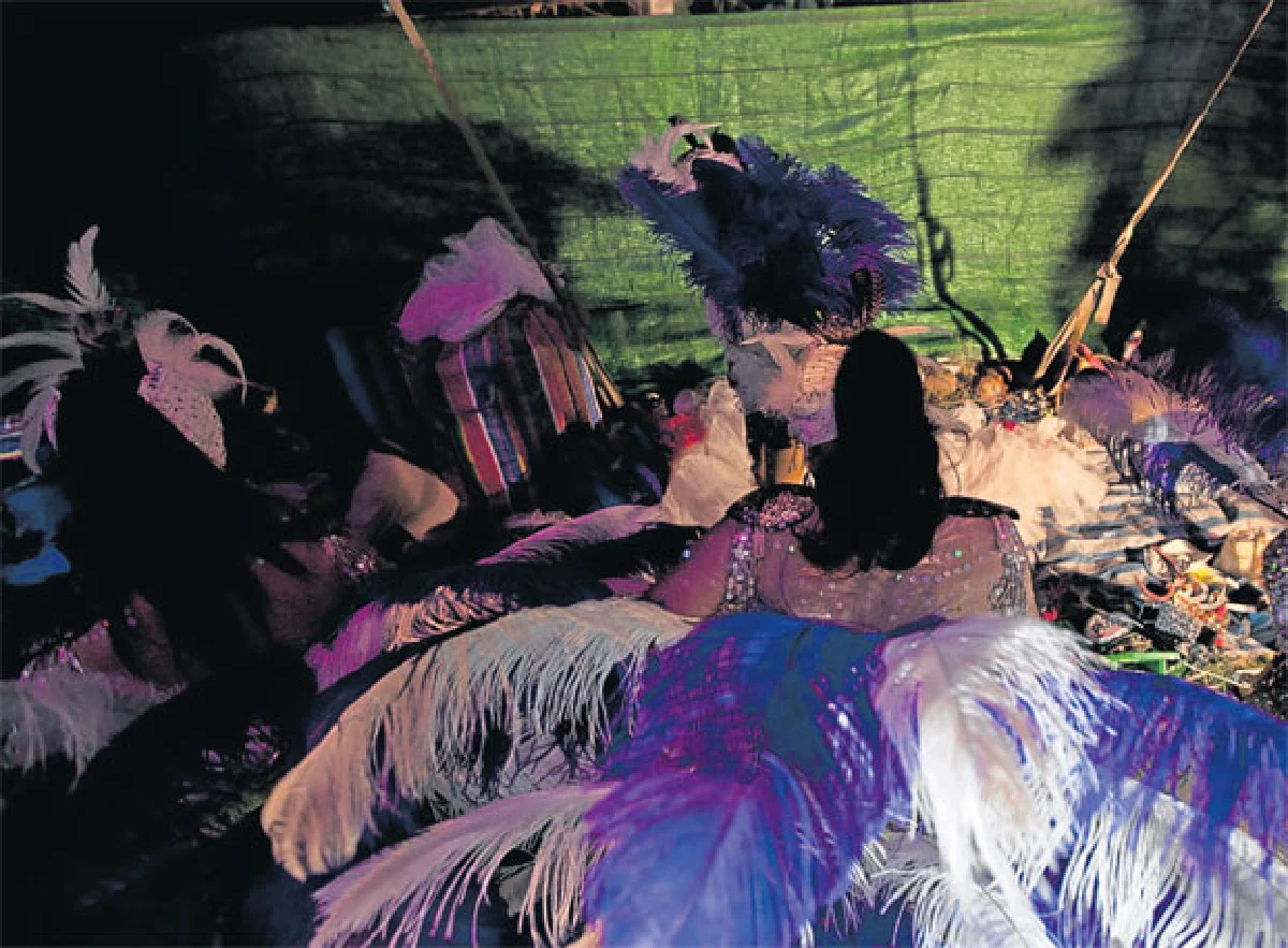 ผู้หญิงเต้นกิน