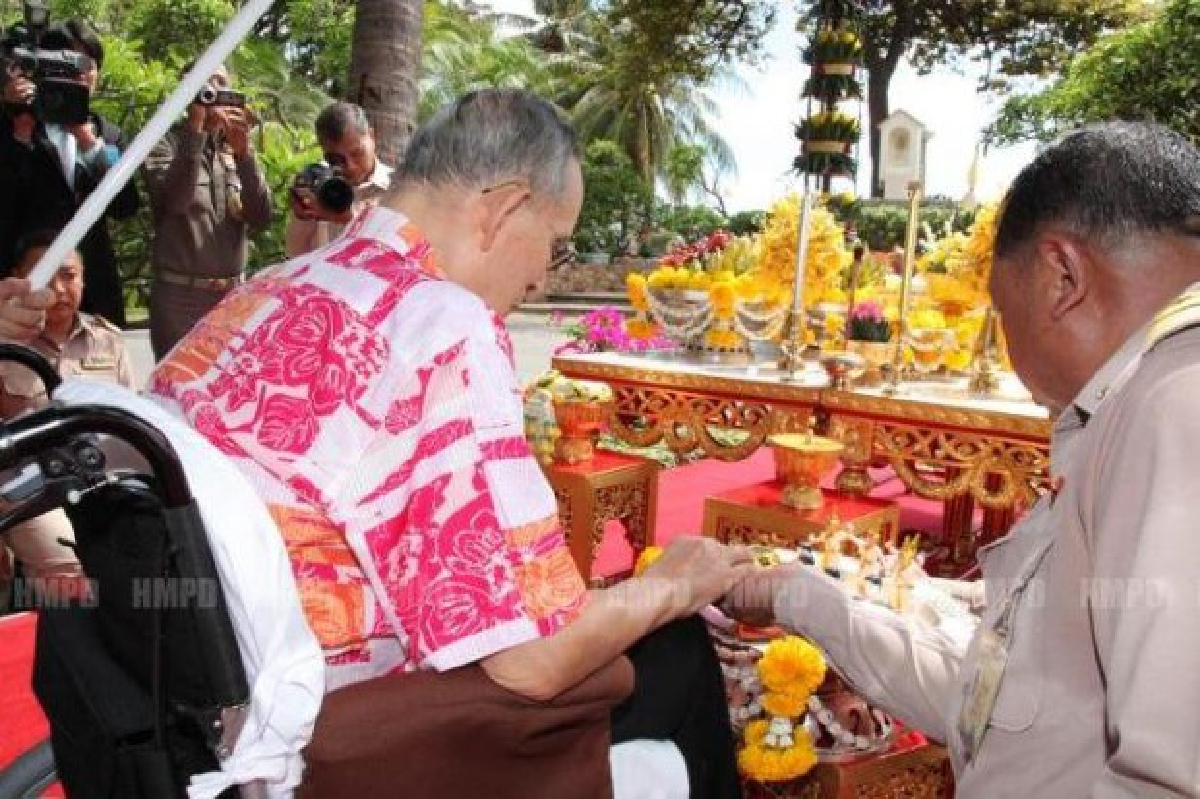 ในหลวงทรงบวงสรวงพระชัยมงคล ในหลวงทรงบวงสรวงพระชัยมงคล
