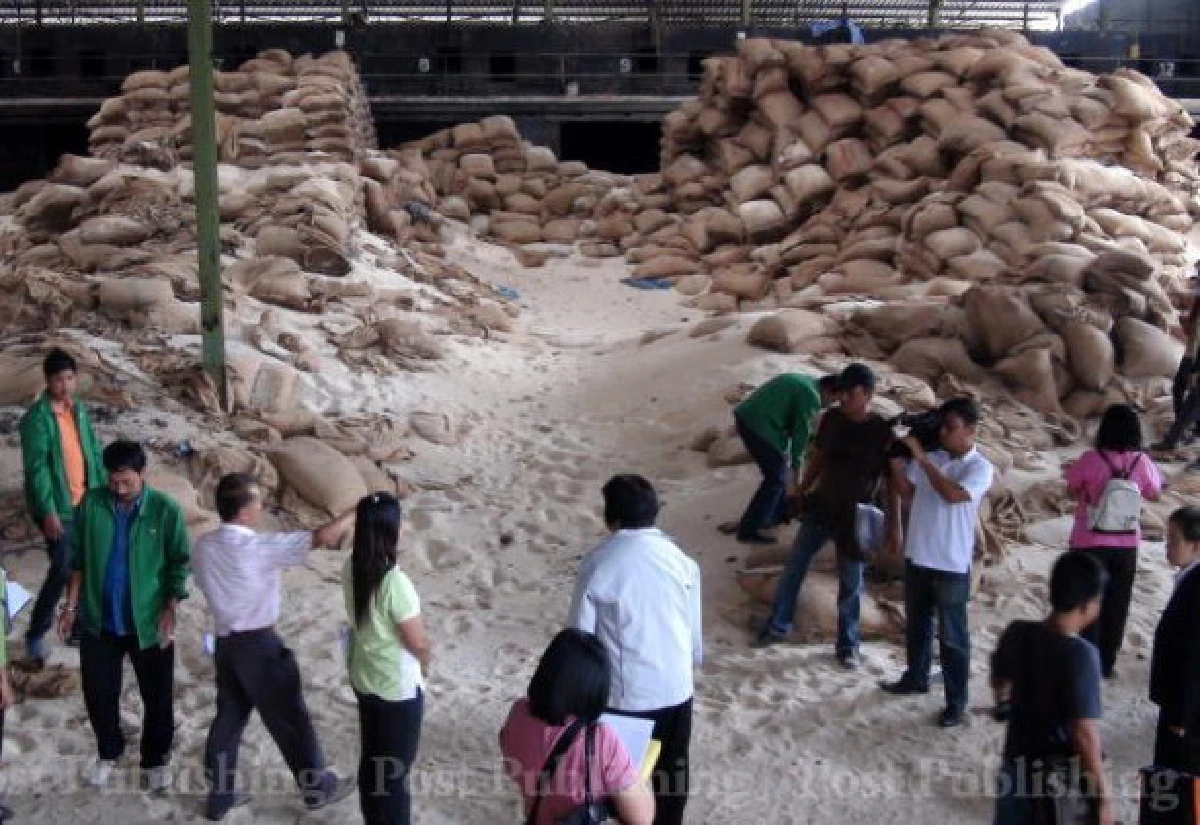 ตะลึงตรวจข้าวนครศรีฯเสียหายทั้งโกดัง