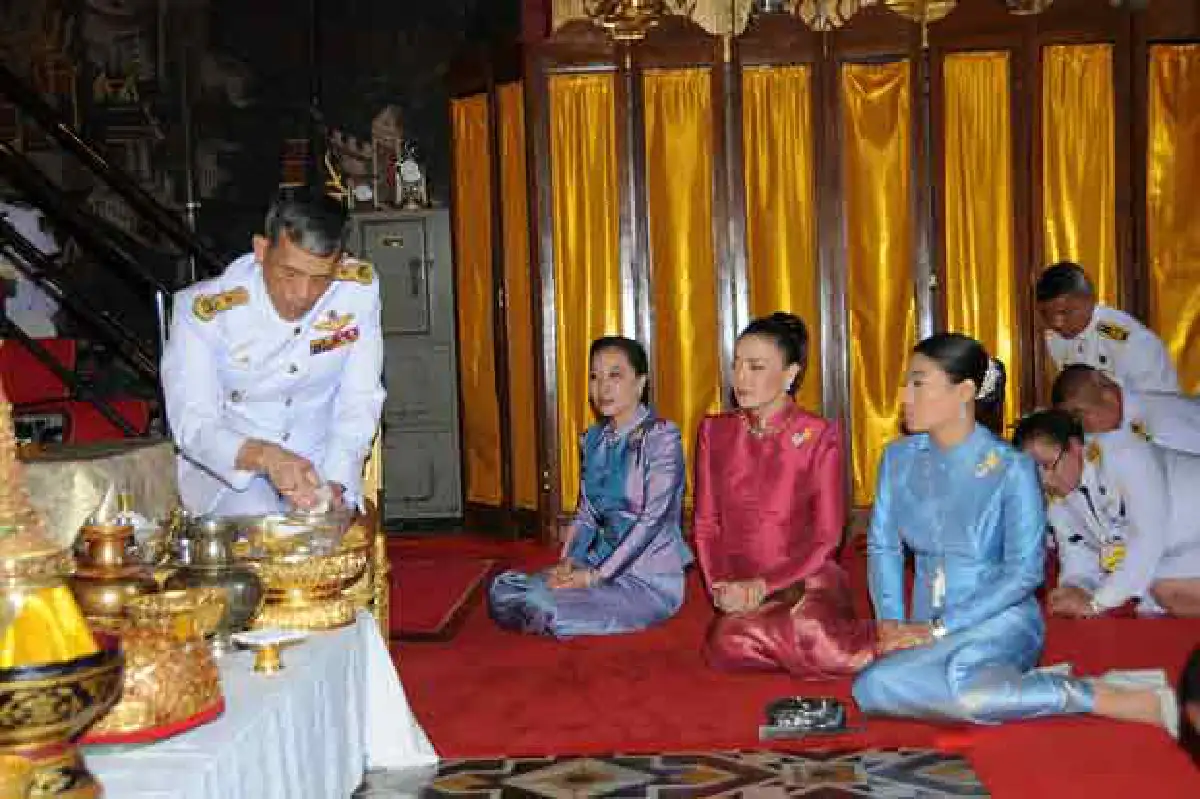 เปลี่ยนเครื่องทรงพระแก้วมรกตเป็นฤดูฝน