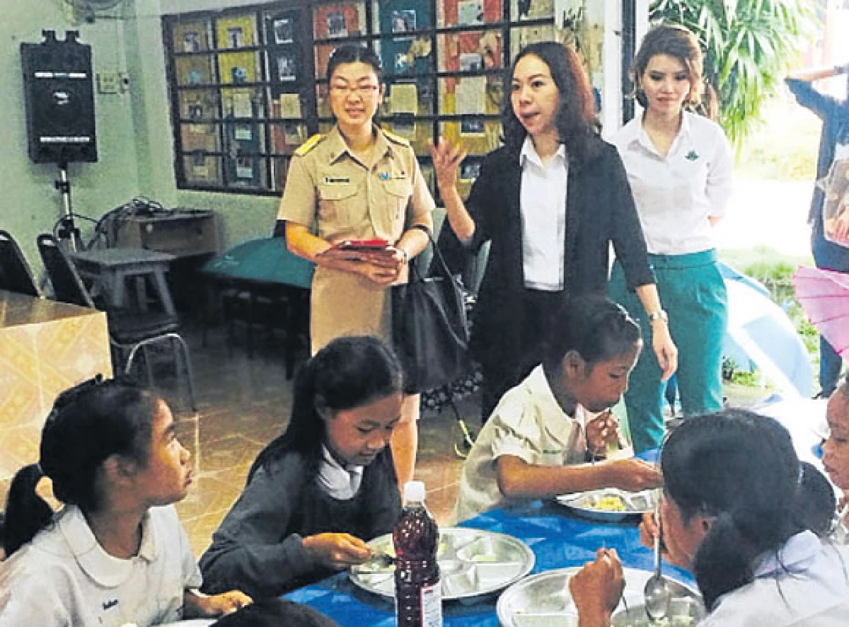 ‘สามัคคีทำบุญ’ ซ่อมโรงอาหารนักเรียน