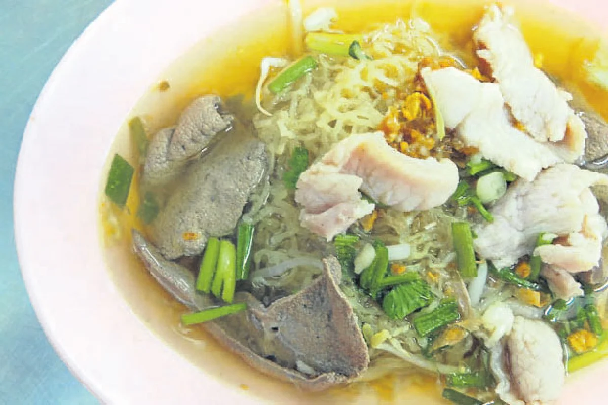 อร่อยรอบดึก ก๋วยเตี๋ยวนายแว่น