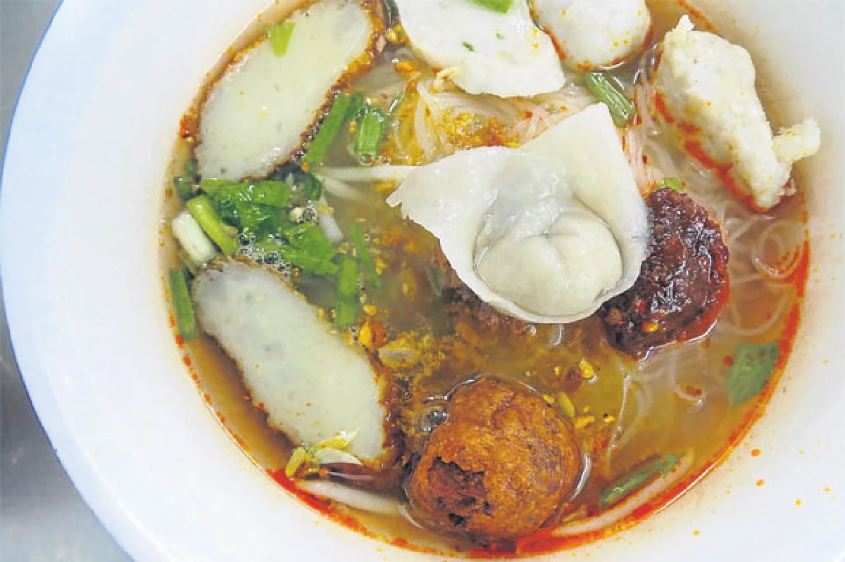 อร่อยรอบดึก ก๋วยเตี๋ยวนายแว่น