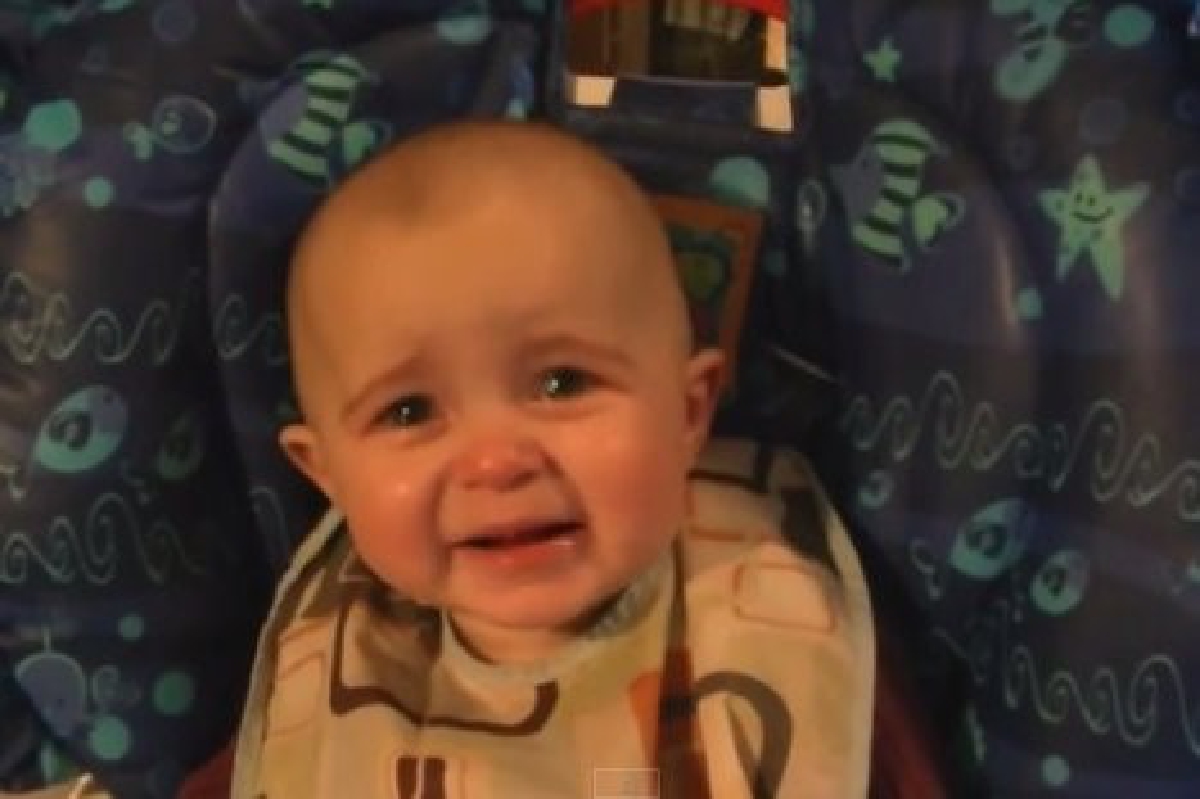 คลิปน่ารักเด็กน้อยอินเสียงเพลงคุณแม่ คลิปน่ารักเด็กน้อยอินเสียงเพลงคุณแม่