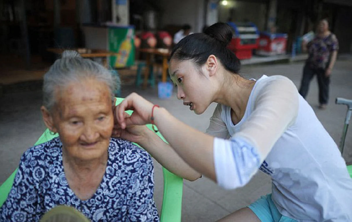 ซึ้ง!สาวจีนดูยายไม่ห่างแม้ต้องอุ้มเดินนับกิโลฯ