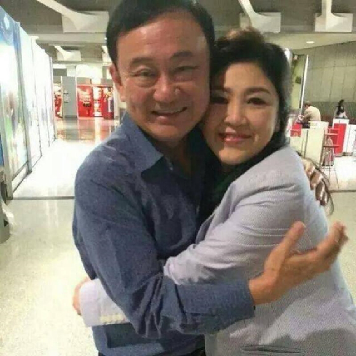 Yingluck's trip: Hugs in Paris, speculation in Thailand
