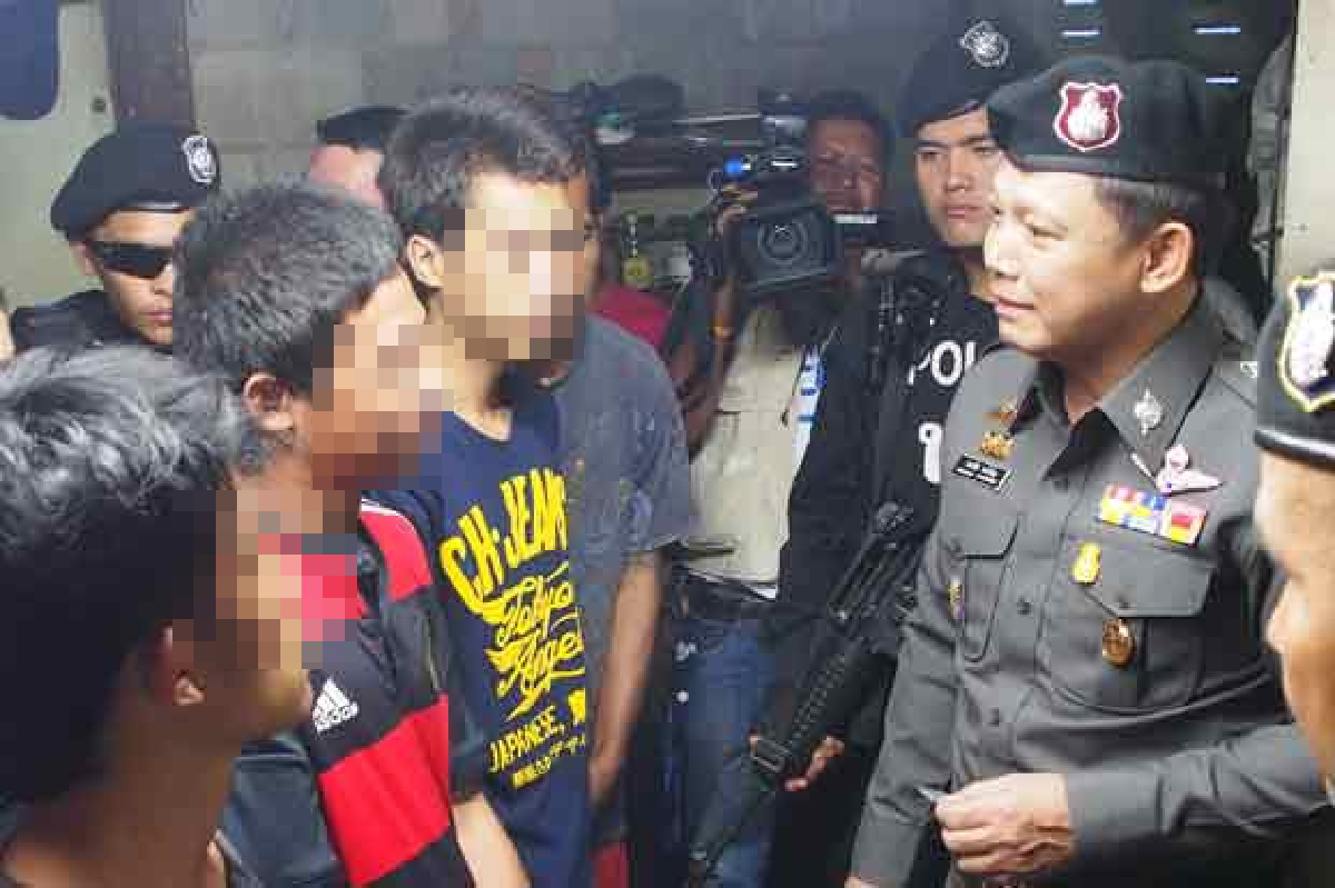 ลุยค้นชุมชนคลองเตยจับผู้ค้ายา-คนเสพ