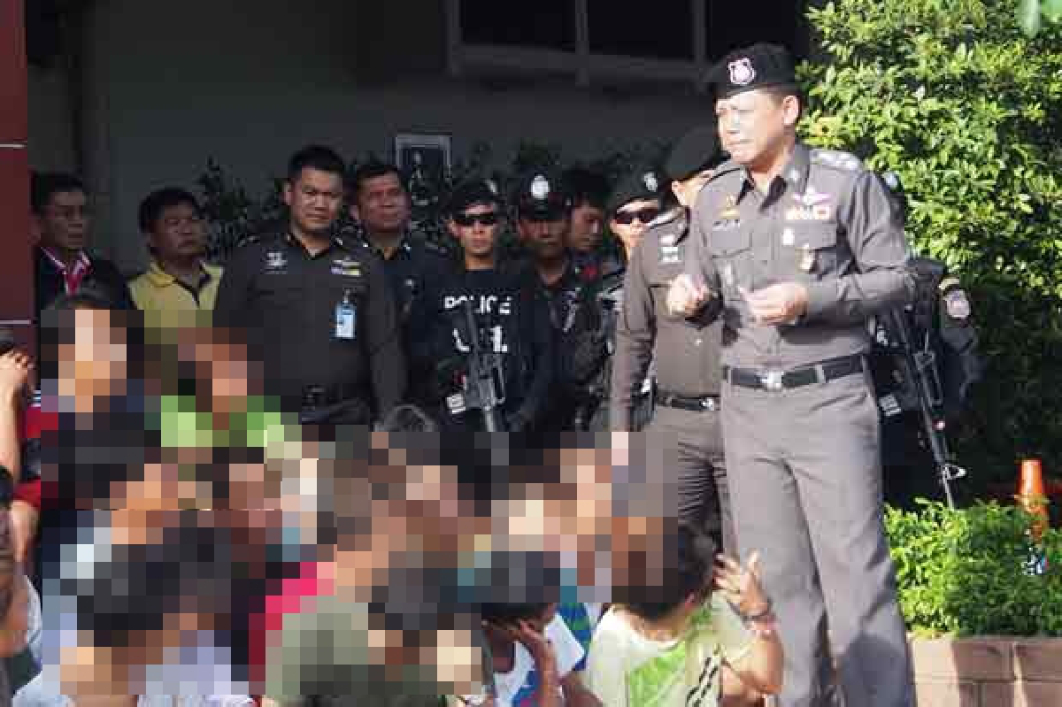 ลุยค้นชุมชนคลองเตยจับผู้ค้ายา-คนเสพ