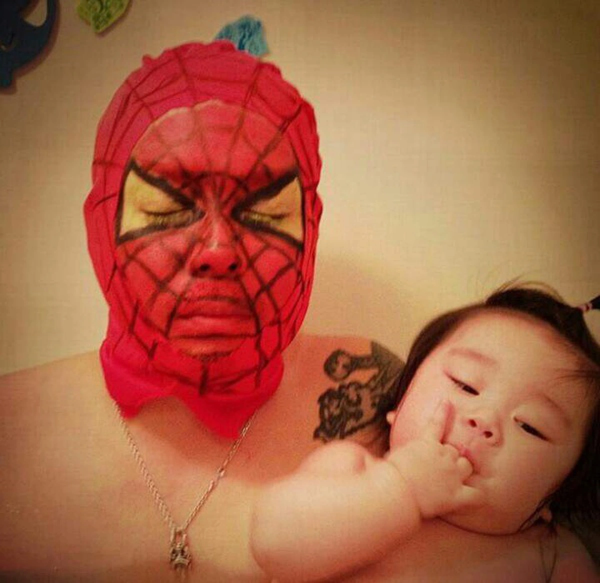 สุดครีเอท!คุณพ่อโชว์คอสเพลย์ระหว่างอาบน้ำ