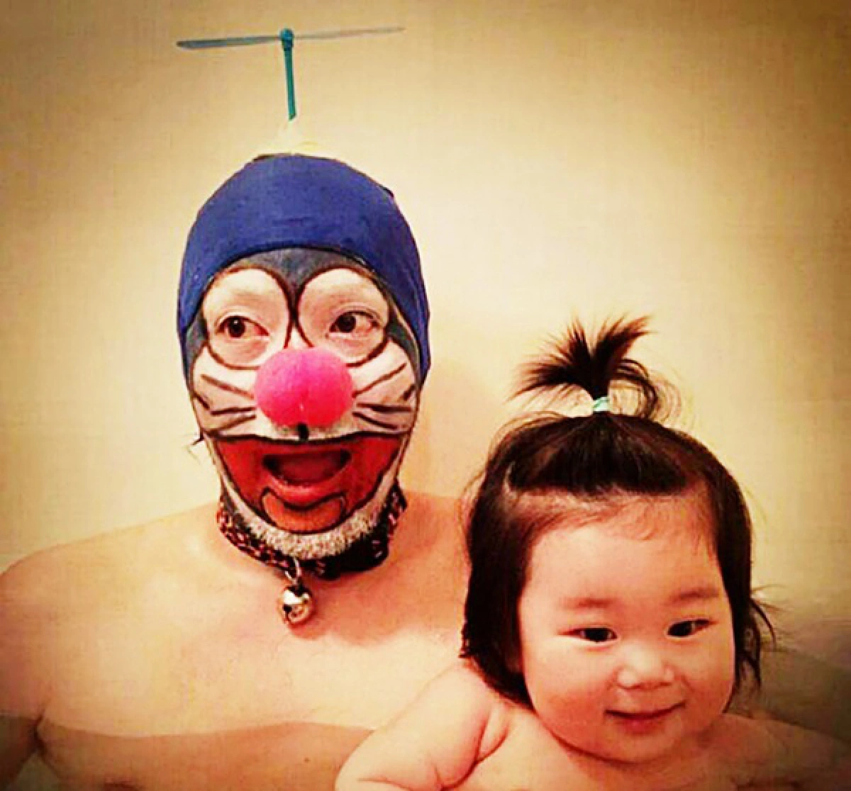 สุดครีเอท!คุณพ่อโชว์คอสเพลย์ระหว่างอาบน้ำ