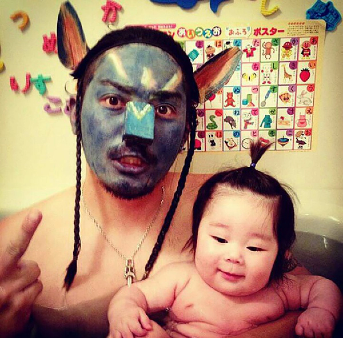 สุดครีเอท!คุณพ่อโชว์คอสเพลย์ระหว่างอาบน้ำ