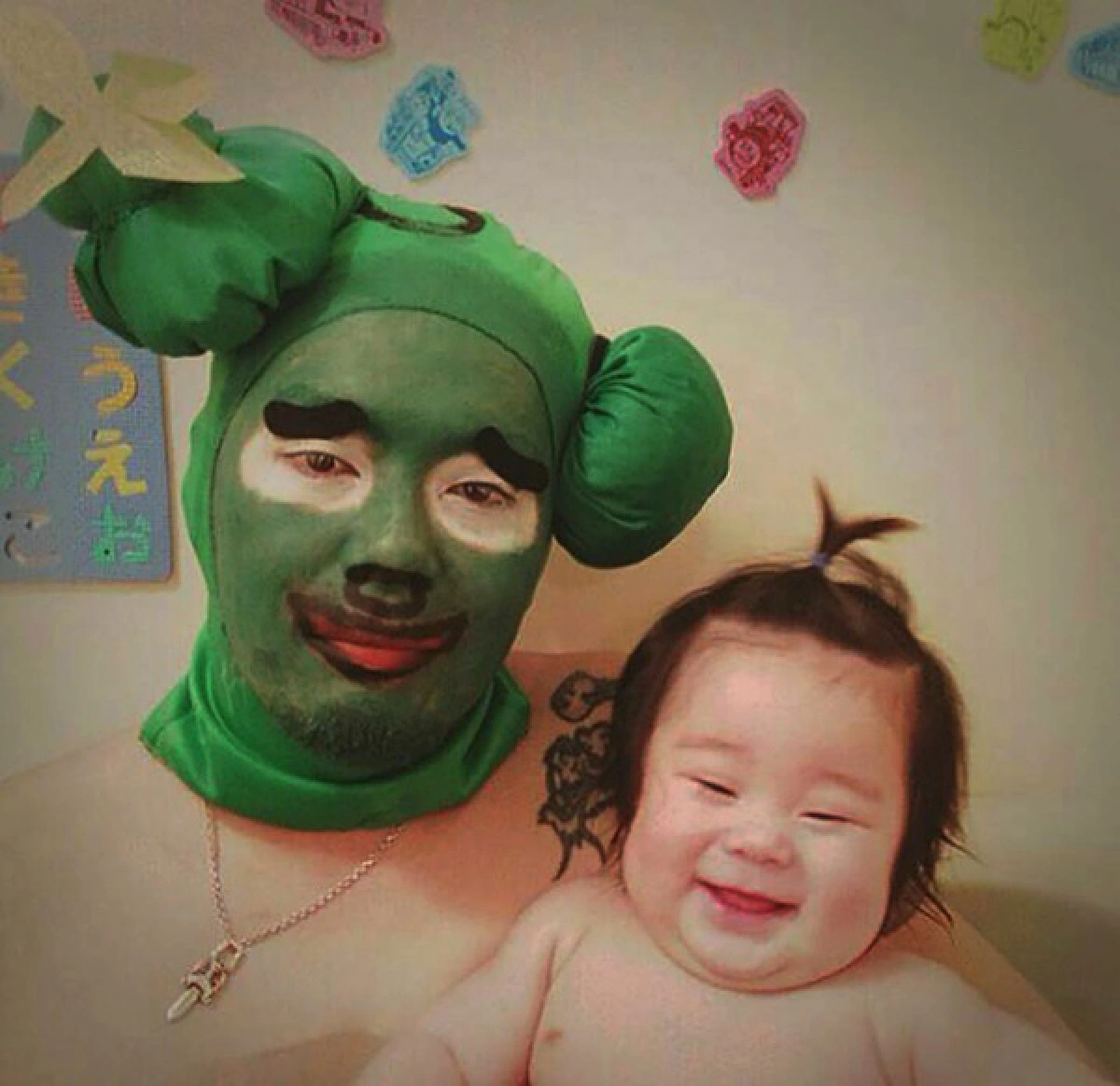 สุดครีเอท!คุณพ่อโชว์คอสเพลย์ระหว่างอาบน้ำ