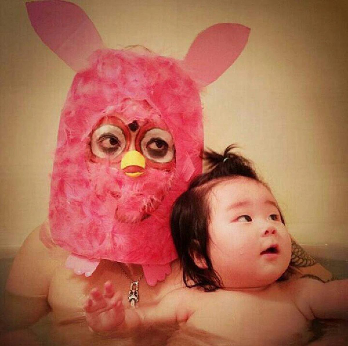 สุดครีเอท!คุณพ่อโชว์คอสเพลย์ระหว่างอาบน้ำ