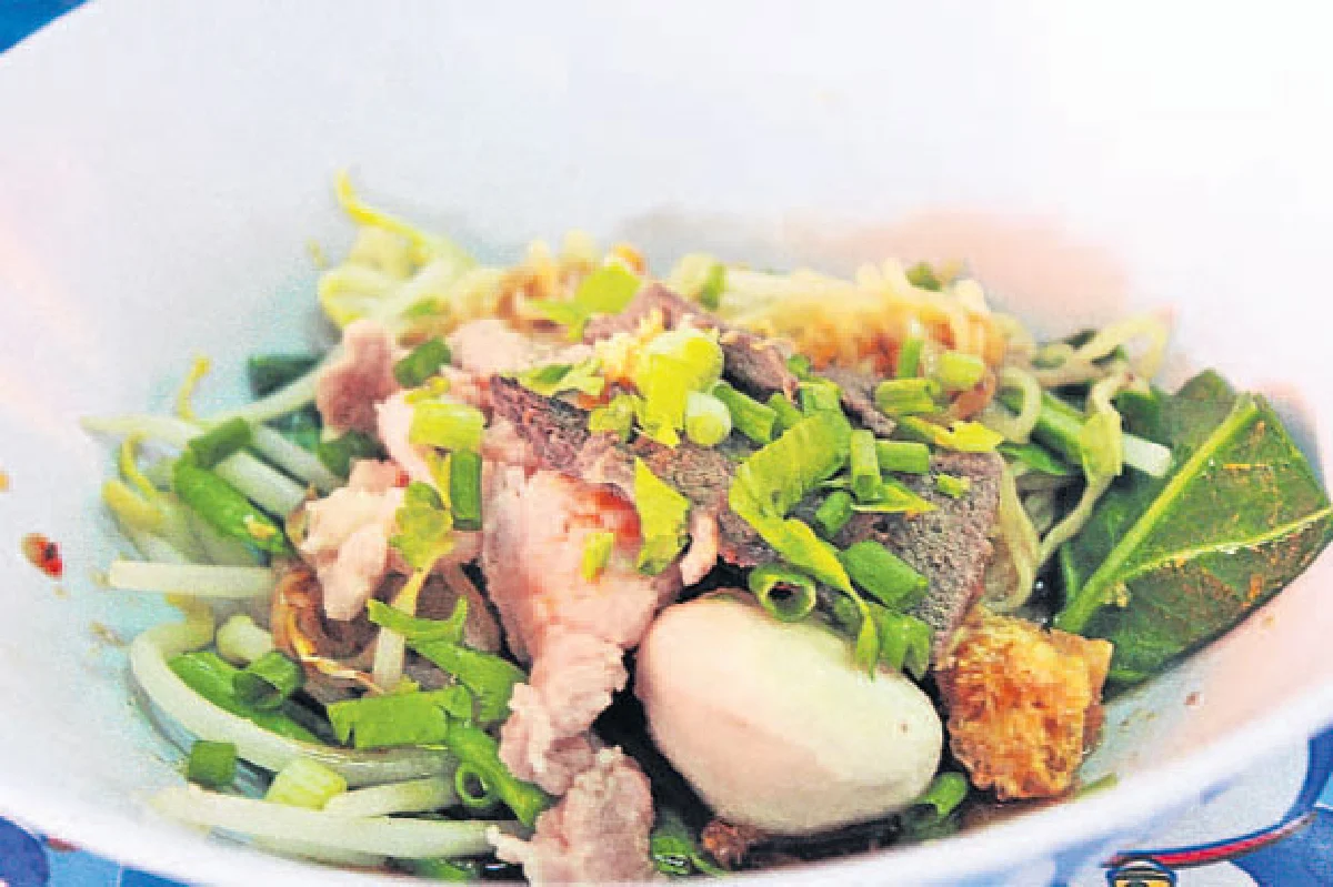 ก๋วยเตี๋ยวเรือรุ่งรัตน์ รสเด็ดตลาดน้ำนครรังสิต