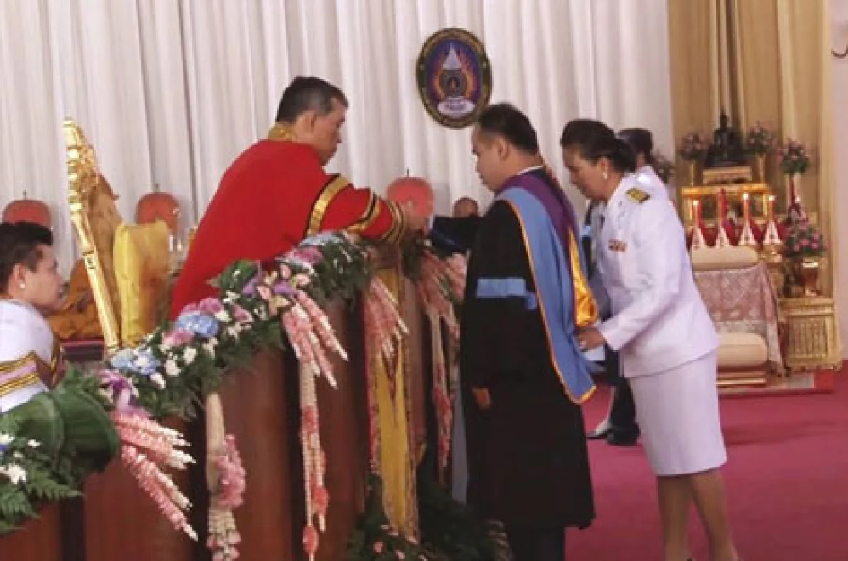 สมเด็จพระบรมฯทรงช่วยจับบัณฑิตพิเศษและพระราชทานปริญญาให้ถึงมือ