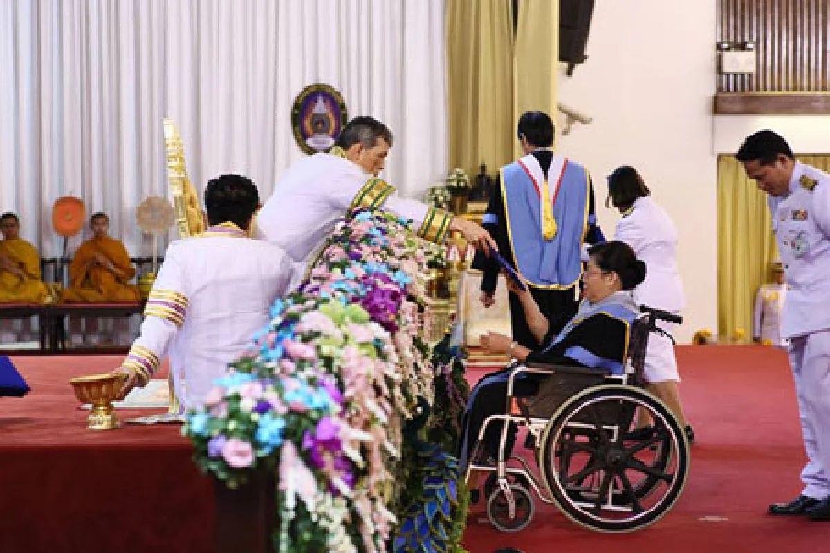 สมเด็จพระบรมฯทรงช่วยจับบัณฑิตพิเศษและพระราชทานปริญญาให้ถึงมือ