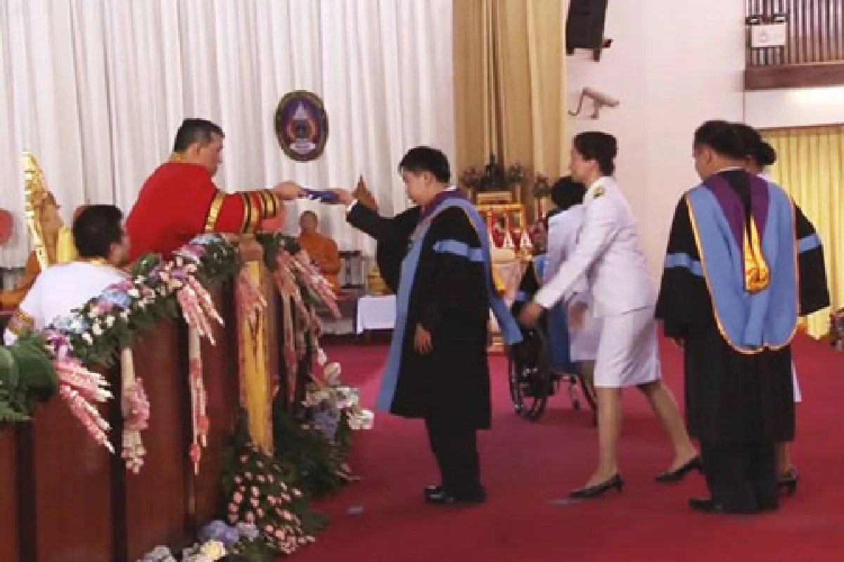 สมเด็จพระบรมฯทรงช่วยจับบัณฑิตพิเศษและพระราชทานปริญญาให้ถึงมือ