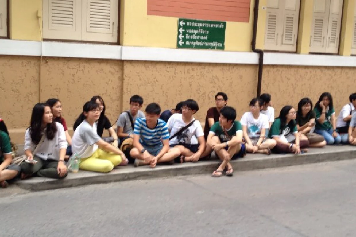 ประชาชนเฝ้ารับเสด็จฯในหลวงที่ศิริราชเนืองแน่น