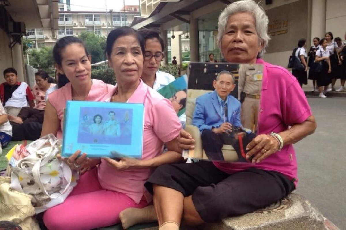 ประชาชนเฝ้ารับเสด็จฯในหลวงที่ศิริราชเนืองแน่น