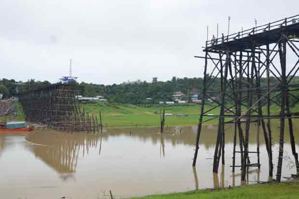 สะพานมอญซ่อมไม่เสร็จเพราะขาดไม้ สะพานมอญซ่อมไม่เสร็จเพราะขาดไม้