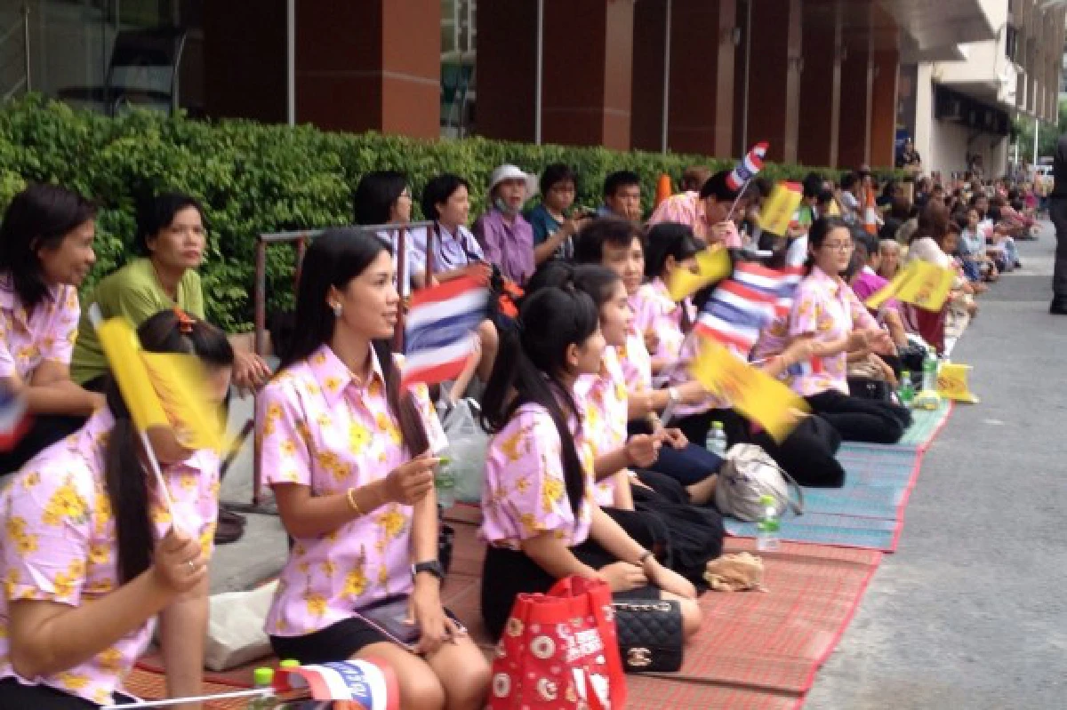 ประชาชนเฝ้ารับเสด็จฯในหลวงที่ศิริราชเนืองแน่น