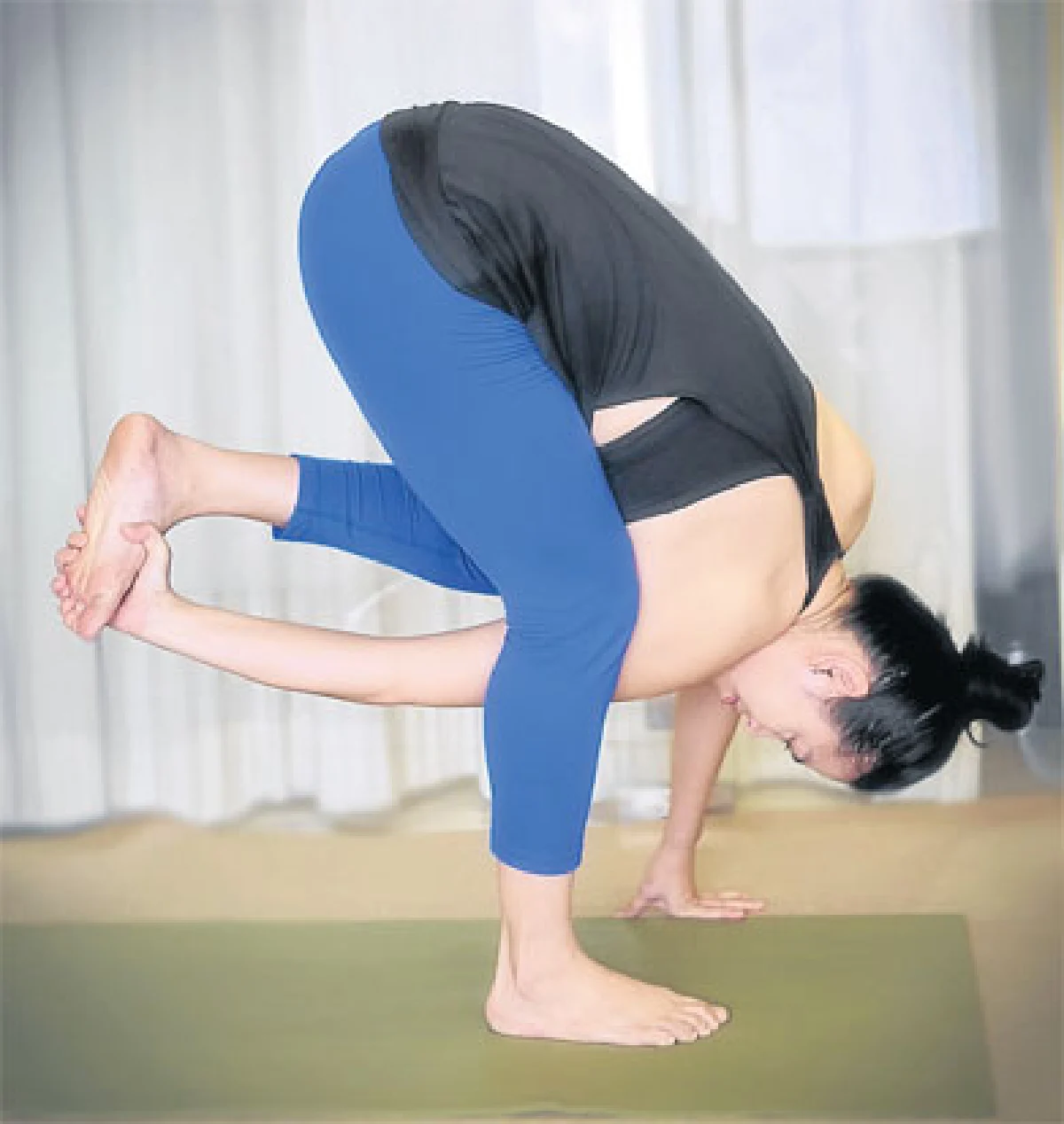 ท่า Standing Split พับขาติดสะโพก