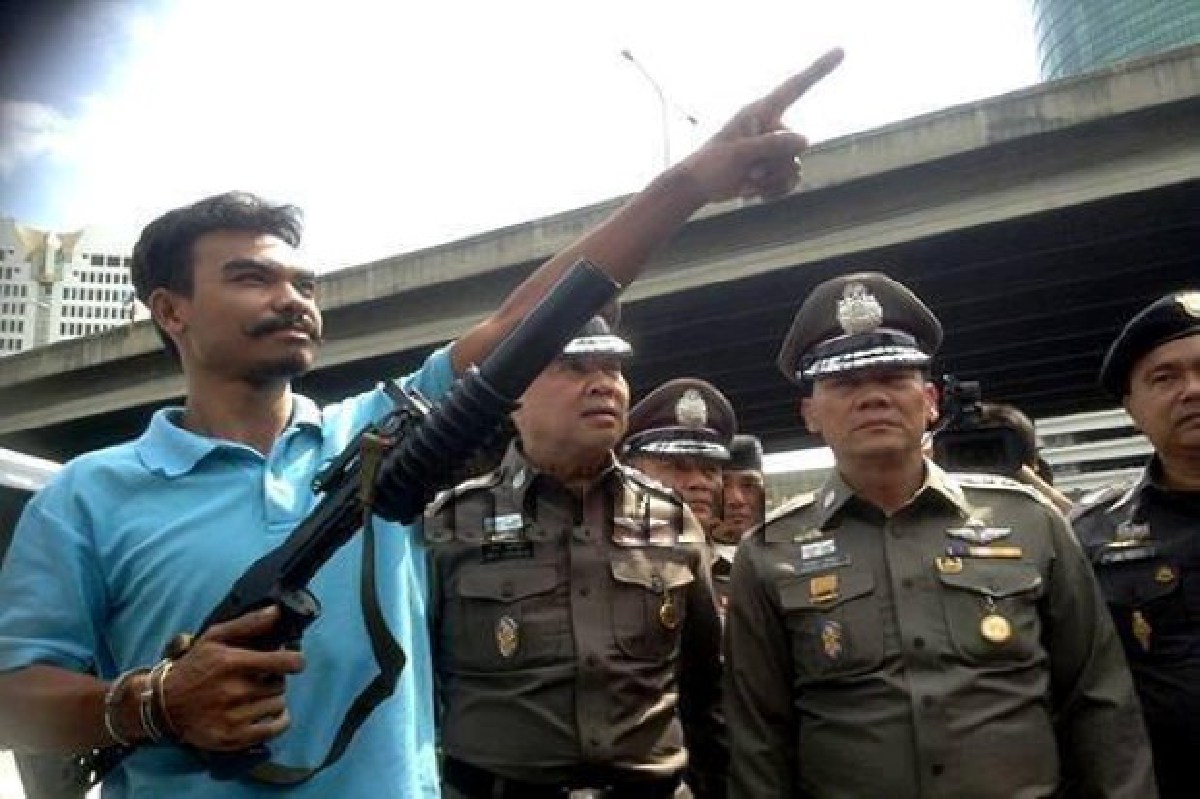 คุมตัวมือยิงM79ใส่ตึกชินฯทำแผน คุมตัวมือยิงM79ใส่ตึกชินฯทำแผน