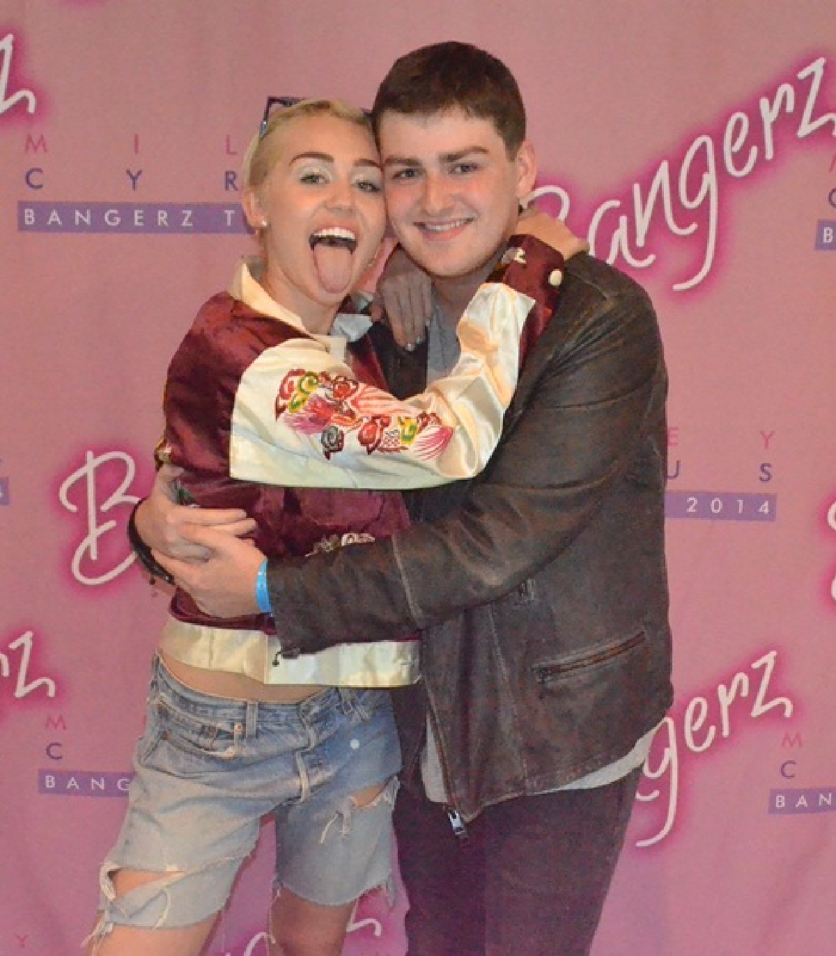 ไมลีย์ ไซรัส ให้แฟนคลับจับนม จูบแลกลิ้น