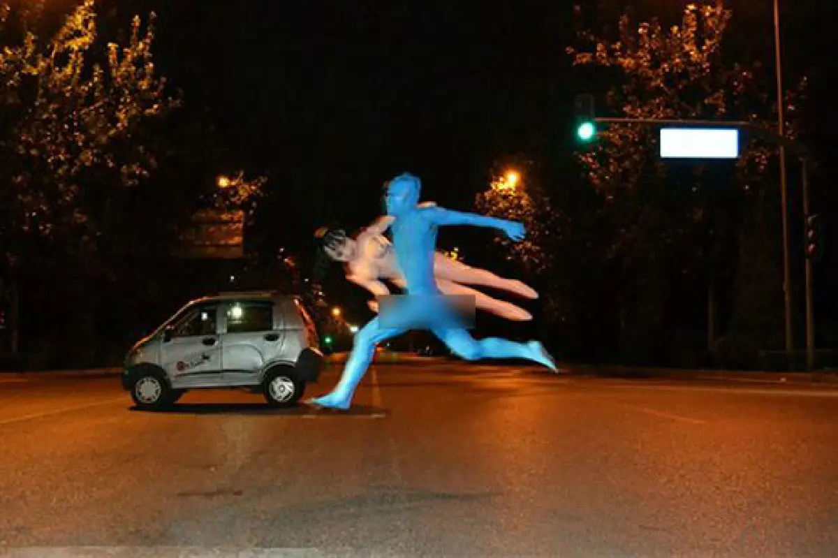 พิลึก!แก้ผ้า-ทาตัวฟ้า วิ่งเล่นในเมืองกลางดึก