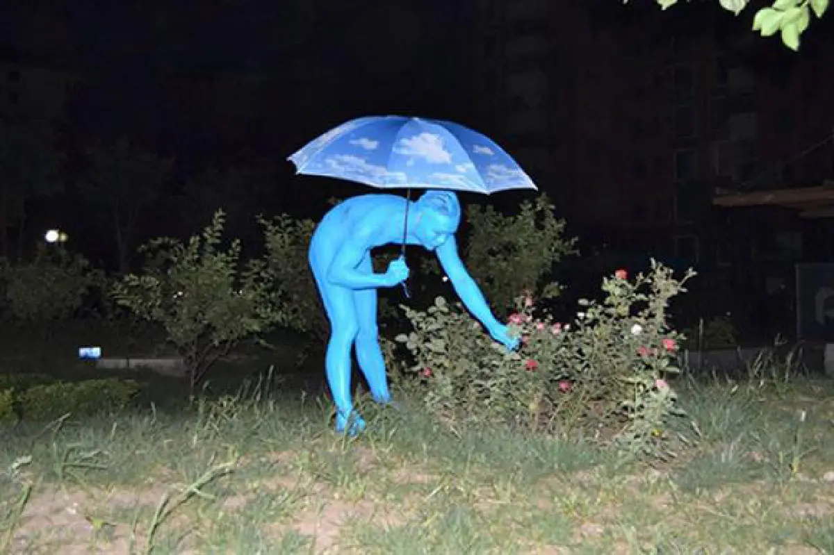 พิลึก!แก้ผ้า-ทาตัวฟ้า วิ่งเล่นในเมืองกลางดึก