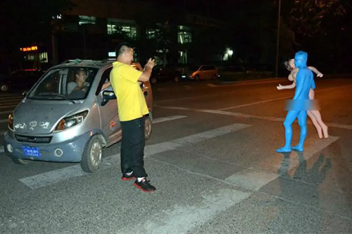 พิลึก!แก้ผ้า-ทาตัวฟ้า วิ่งเล่นในเมืองกลางดึก