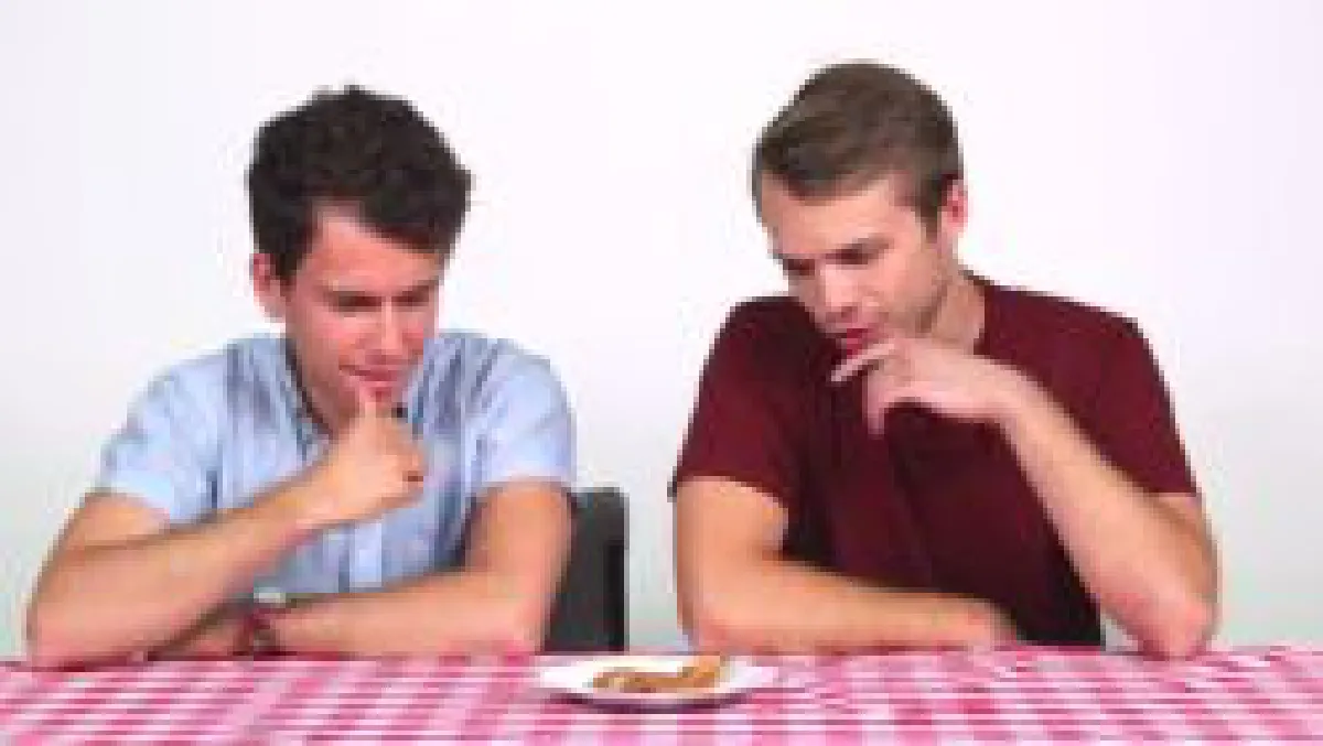 Americans try Thai snacks