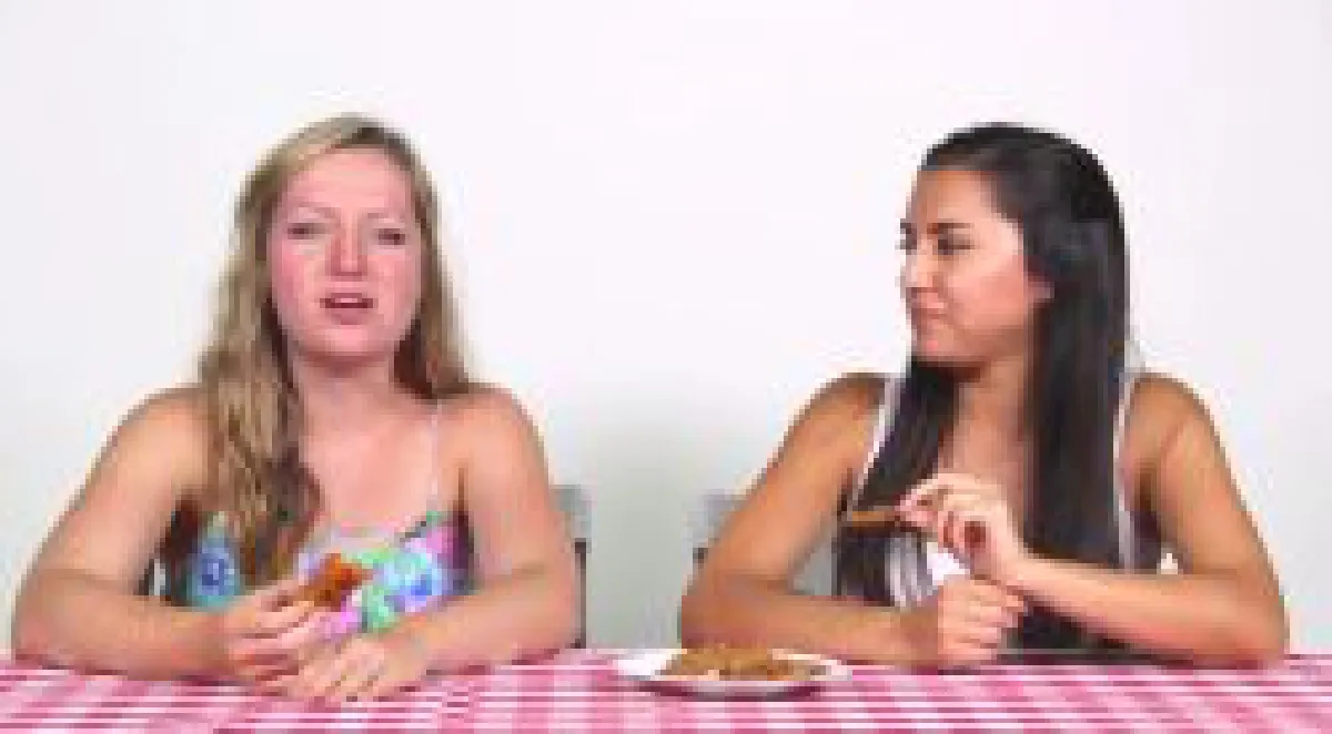Americans try Thai snacks