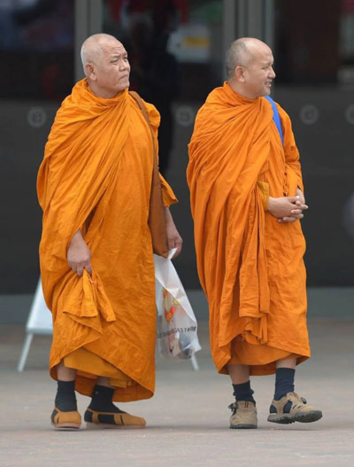 อึ้ง!พระชมเกมส์"แมนยู"แถมช็อปปิ้ง-กินไอศกรีม