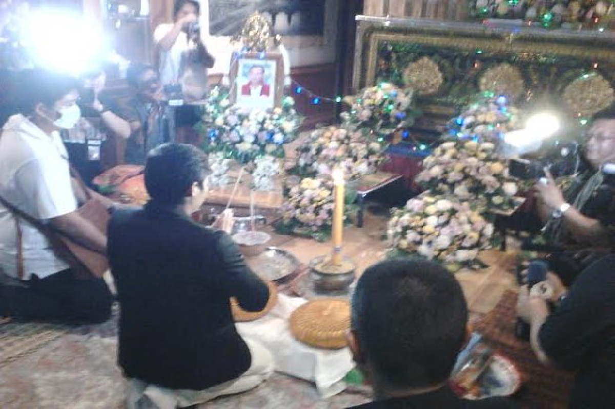 "จาพนม"เข้ากราบศพพ่อระบุขอจดจำสิ่งที่ดี "จาพนม"เข้ากราบศพพ่อระบุขอจดจำสิ่งที่ดี