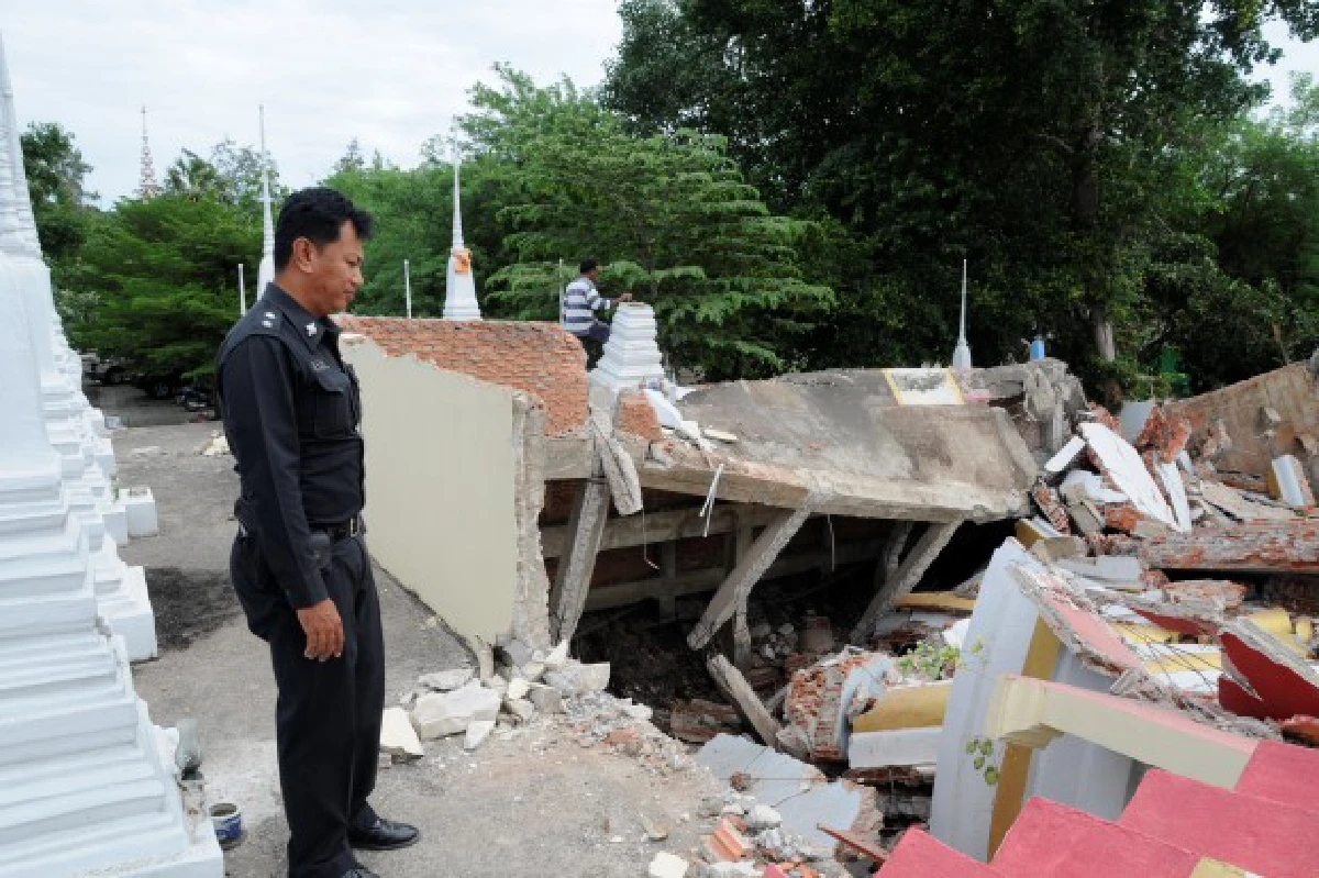 เจดีย์วัดไผ่โรงวัวพังถล่มไร้เจ็บ