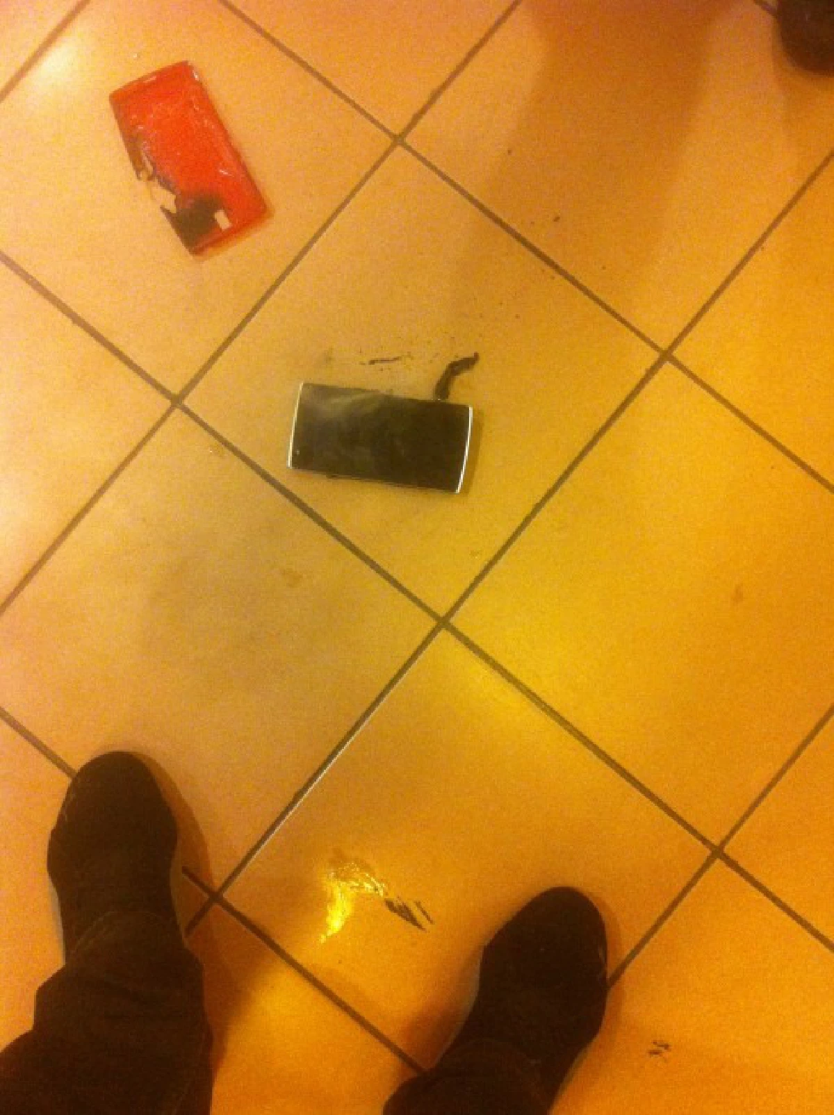 อีกแล้ว!มือถือระเบิดทะลุเคสคากระเป๋ากางเกง