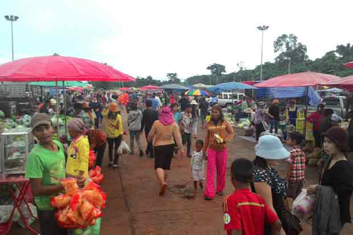 เปิดตลาดเมืองใหม่ช่องสะงำวันแรกคึก เปิดตลาดเมืองใหม่ช่องสะงำวันแรกคึก