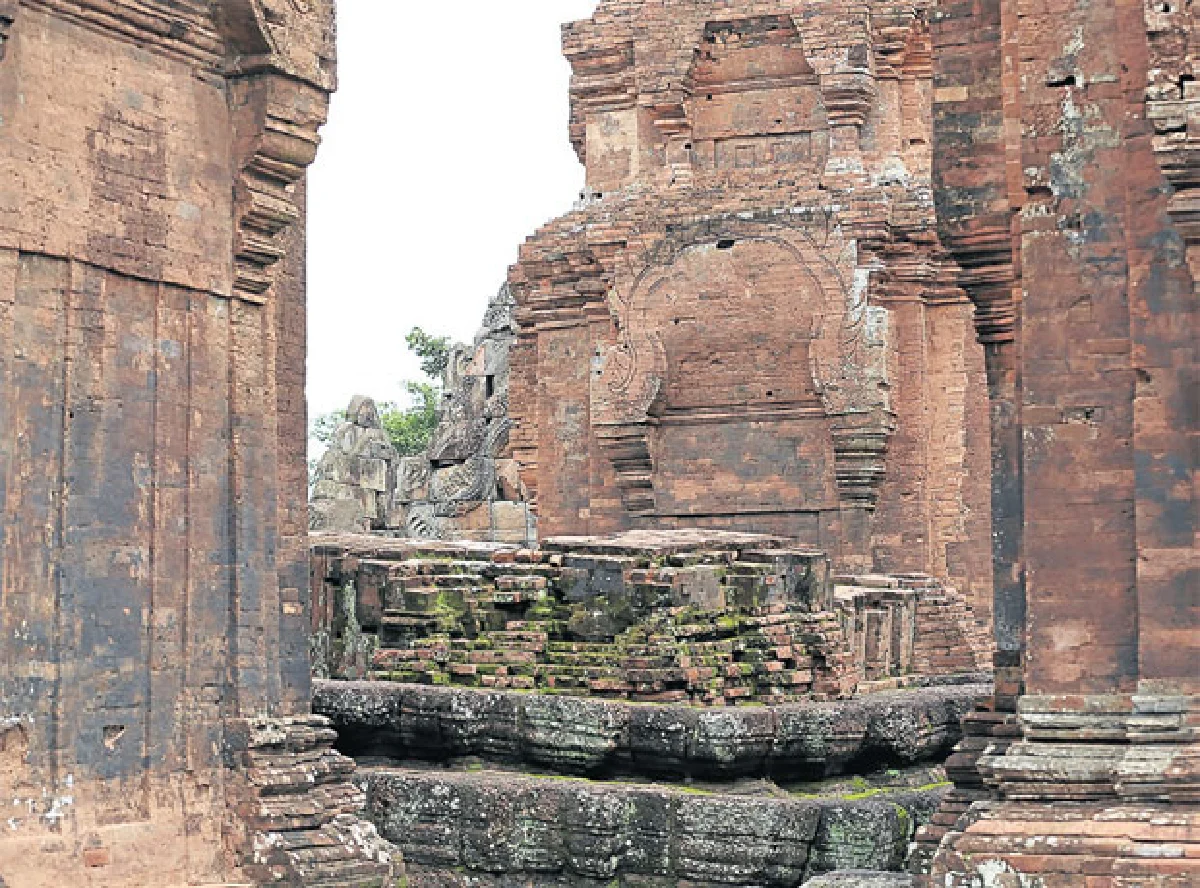 เส้นเรื่องไทยเขมร บนทางปราสาทหิน