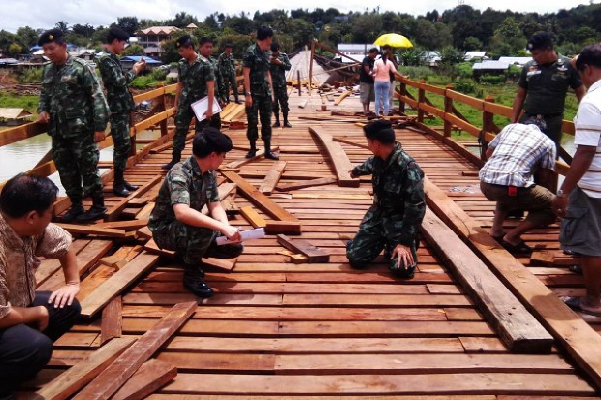 จ่อรื้อไม้ซ่อมสะพานมอญไม่ได้คุณภาพทิ้ง จ่อรื้อไม้ซ่อมสะพานมอญไม่ได้คุณภาพทิ้ง