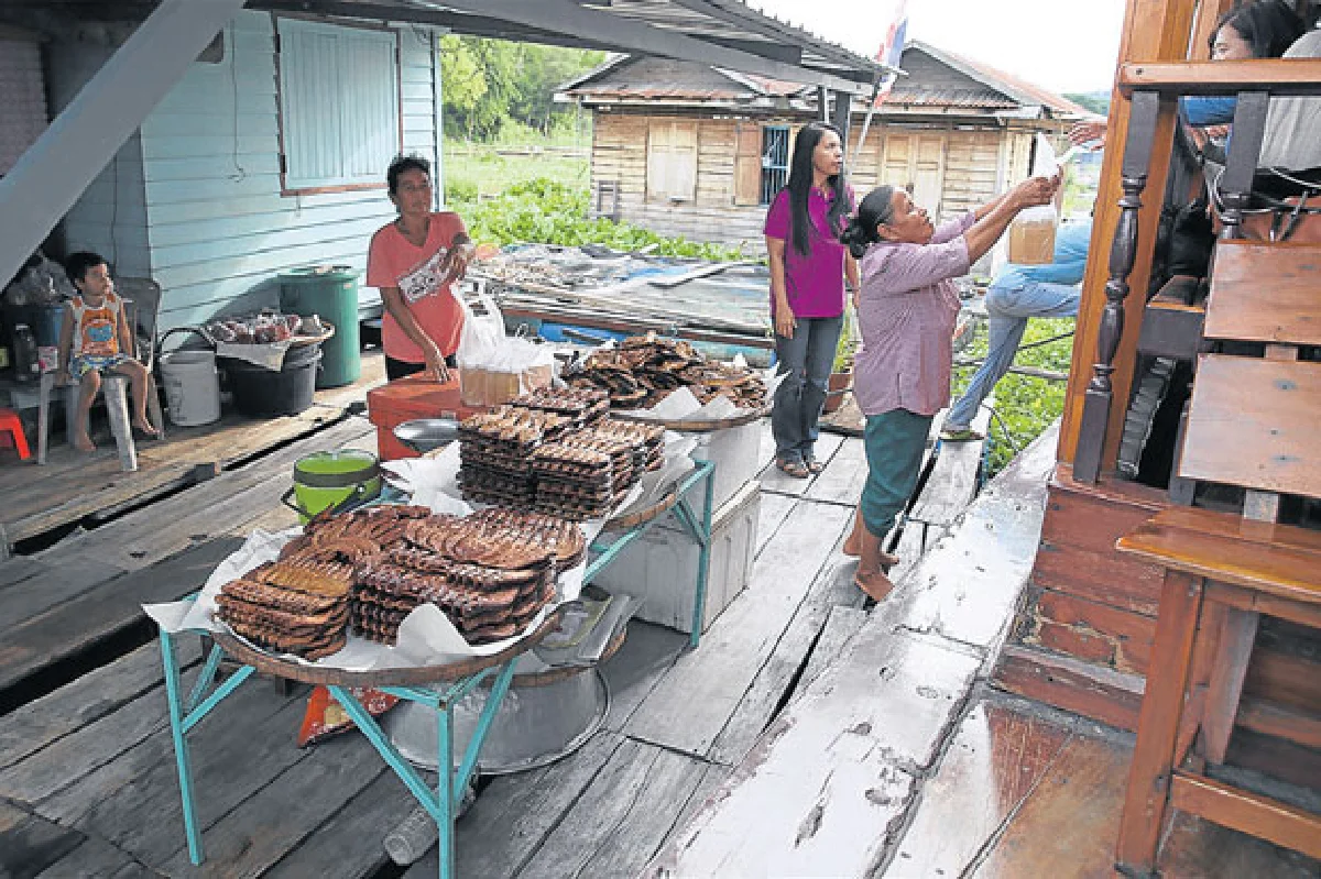 ล่องสะแกกรัง ขึ้นฝั่งตรอกโรงยา