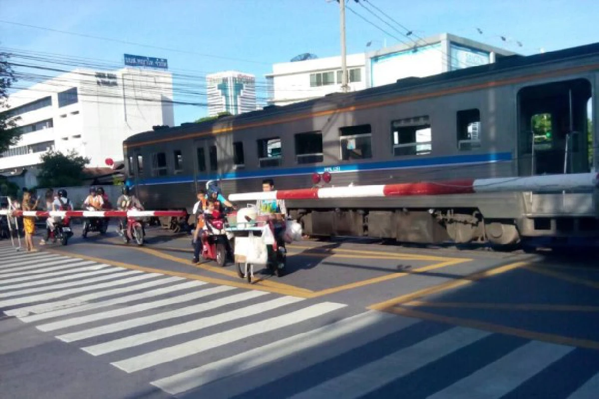 สลด!รถไฟชนหญิงร่างขาดดับที่แยกยมราช