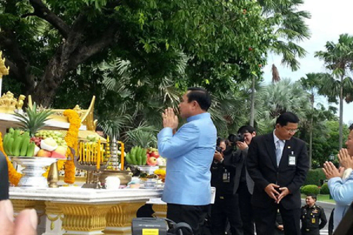 นายกฯถึงทำเนียบอารมณ์ดียิ้มทักทายสื่อ