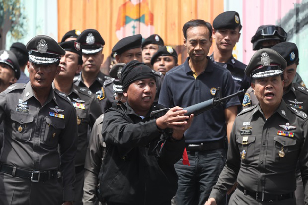 คุม4 ชายชุดดำทำแผนยิงถล่มทหารแยกคอกวัว คุม4 ชายชุดดำทำแผนยิงถล่มทหารแยกคอกวัว